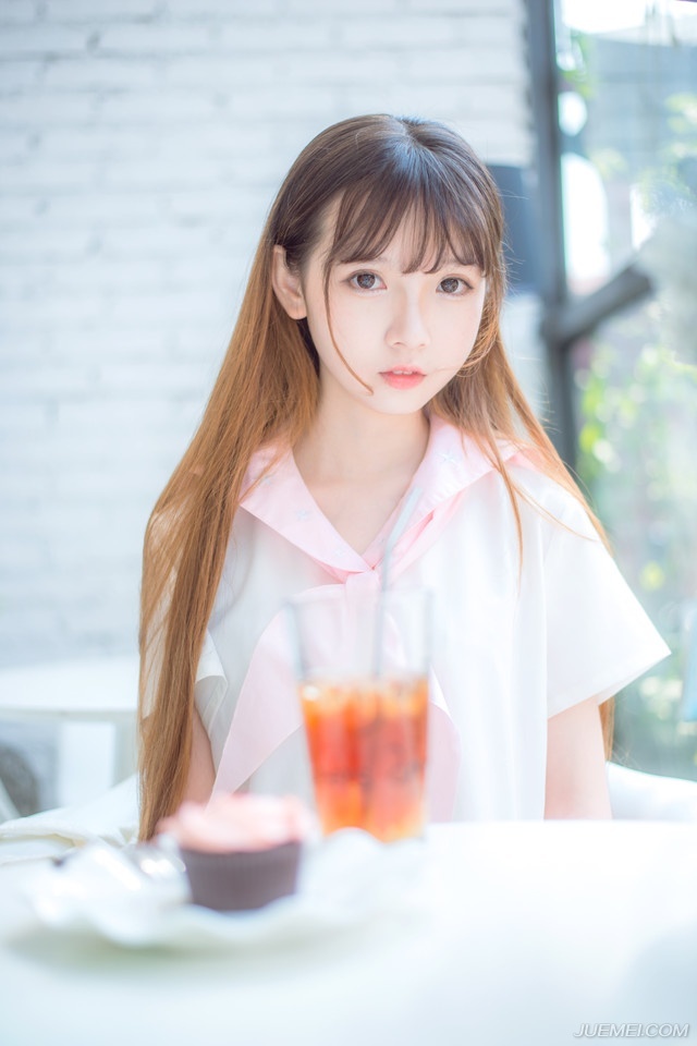 “冠军侯律法明确，而且执法公允，比之刘璋，强出何止十倍？”这名将领摇头道。